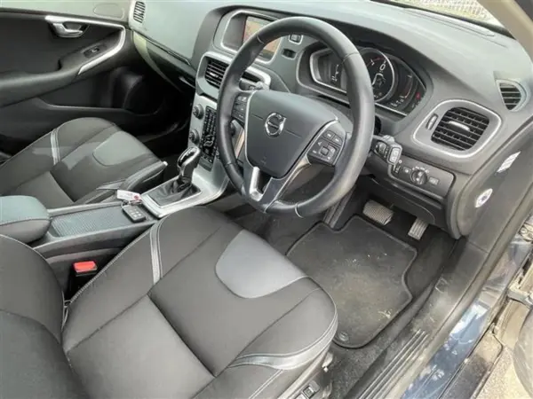 2018 Volvo V40 — photo 2 | Tuminion Kenya