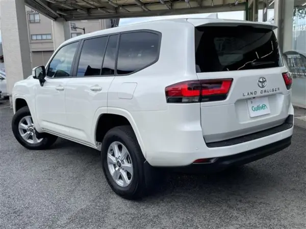 2025 Toyota Landrcuiser 300 — photo 3
