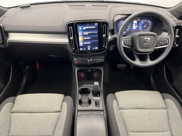 2022 Volvo Xc40 — photo 2