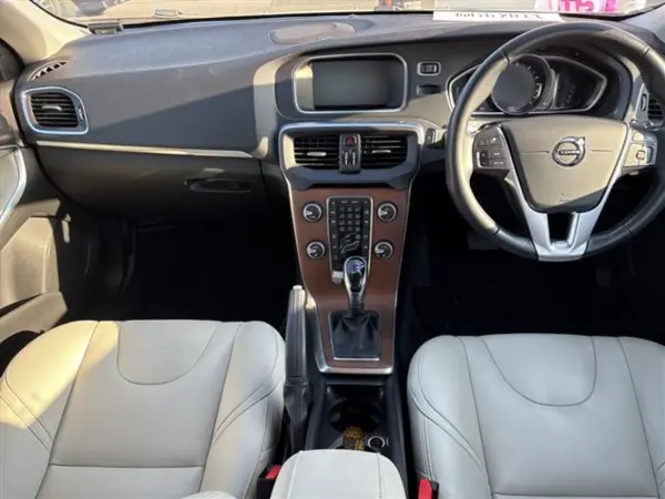 2019 Volvo V40 — photo 2