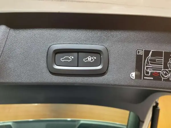 Volvo XC40 T4 AWD R-Design 4WD harman/kardon 360° Camera ACC Power Tailgate Half Leather Seats Seat Heater Power Seat Auto Hold Genuine Navigation IntelliSafe Lane Assist Blind Spot ETC (Crystal White Pearl) — photo 8