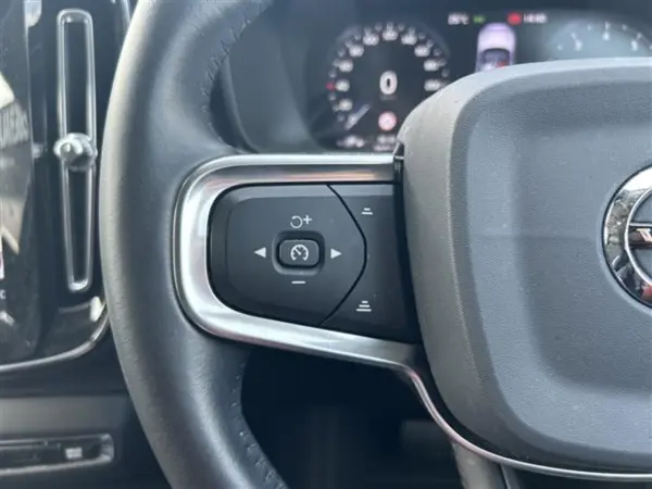 2020 Volvo Xc40 — photo 2