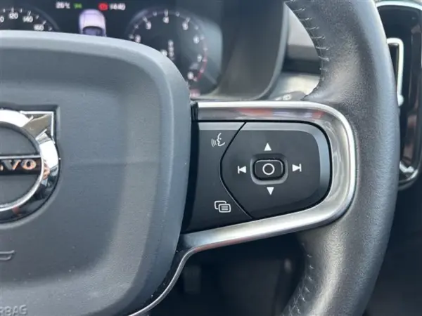 2020 Volvo Xc40 — photo 3
