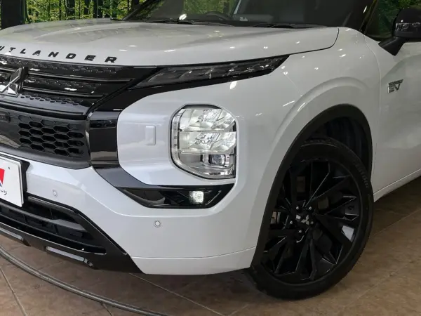 Mitsubishi Outlander PHEV 2.4 Black Edition 4WD Panoramic Sunroof BOSE Sound Black Leather Seats Genuine 9-inch Navigation Surround View Camera All Seat Heaters Memory Power Seat HUD Hands-Free Power Back Door e-Assist Radar Cruise Wireless Charging (White Diamond/Black Mica) — photo 8