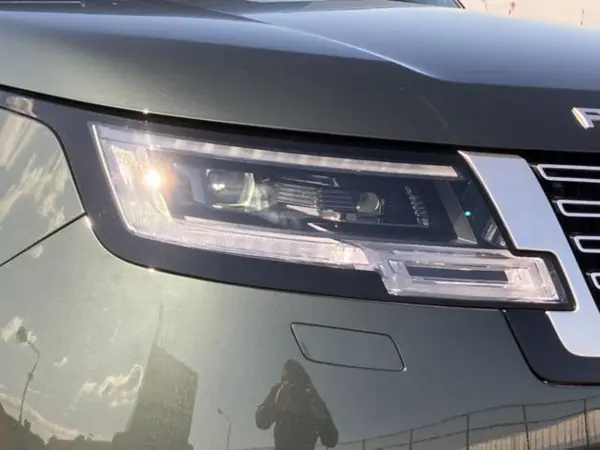 Land Rover Range Rover Autobiography 3.0L P550e Standard Wheelbase 4WD 1 Owner 11.4 Rear Entertainment Sliding Panoramic Roof Meridian Signature Sound System All Seats Heated & Cooled Front Massage Seats Digital LED Headlights Park Assist (Belgravia Green) — photo 9