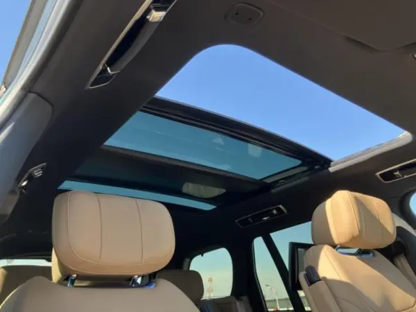 Land Rover Range Rover Autobiography 3.0L P550e Standard Wheelbase 4WD 1 Owner 11.4 Rear Entertainment Sliding Panoramic Roof Meridian Signature Sound System All Seats Heated & Cooled Front Massage Seats Digital LED Headlights Park Assist (Belgravia Green) — photo 7