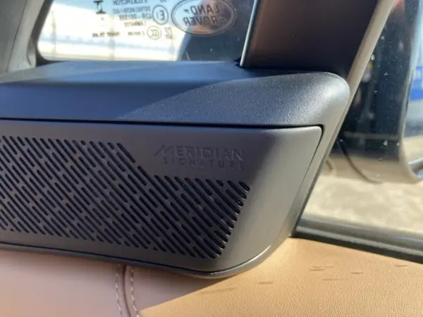 Land Rover Range Rover Autobiography 3.0L P550e Standard Wheelbase 4WD 1 Owner 11.4 Rear Entertainment Sliding Panoramic Roof Meridian Signature Sound System All Seats Heated & Cooled Front Massage Seats Digital LED Headlights Park Assist (Belgravia Green) — photo 8