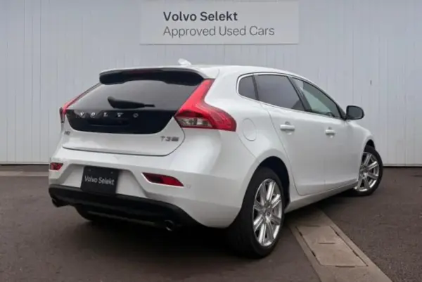 2020 Volvo V40 — photo 2