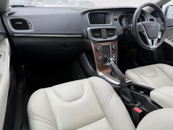 2020 Volvo V40 — photo 3
