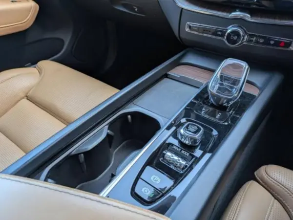 Volvo XC60 B5 AWD Inscription 4WD Panoramic Glass Roof Wood Panel Leather Seat Navigation System Apple CarPlay Android Auto Compatible Harman/Kardon Premium Sound Audio System 360 Degree View Camera Front Rear Seat Heater (Onyx Black Metallic) — photo 8