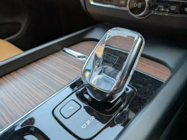 Volvo XC60 B5 AWD Inscription 4WD Panoramic Glass Roof Wood Panel Leather Seat Navigation System Apple CarPlay Android Auto Compatible Harman/Kardon Premium Sound Audio System 360 Degree View Camera Front Rear Seat Heater (Onyx Black Metallic) — photo 9