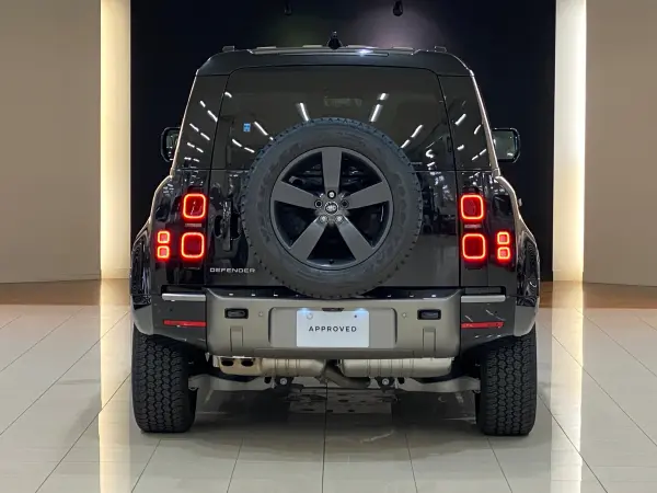 Land Rover Defender 110 X Dynamic HSE 3.0L D300 Diesel Turbo 4WD 5-Seater Air Suspension Open Sunroof Fixed Side Step 20AW Digital Mirror Seat Cooler & Heater Rear Seat Heater Steering Heater HUD Privacy Glass Rear Scuff Plate (Santorini Black Metallic) — photo 8