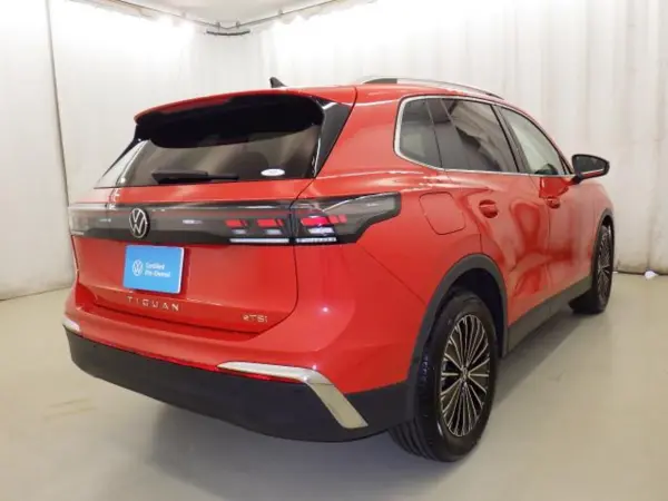 Volkswagen Tiguan eTSI Elegance (Red) — photo 8