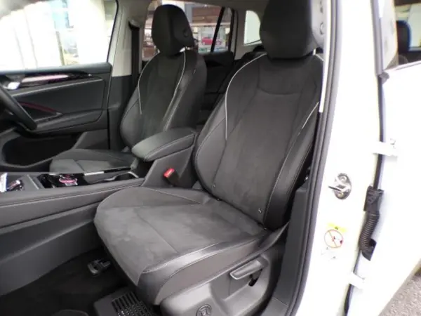 Volkswagen Tiguan eTSI Elegance (White) — photo 9