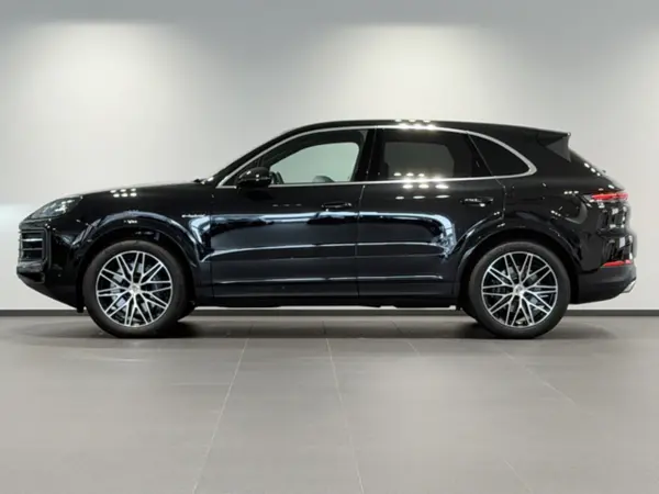 2025 Porsche Cayenne — photo 2 | Tuminion Kenya