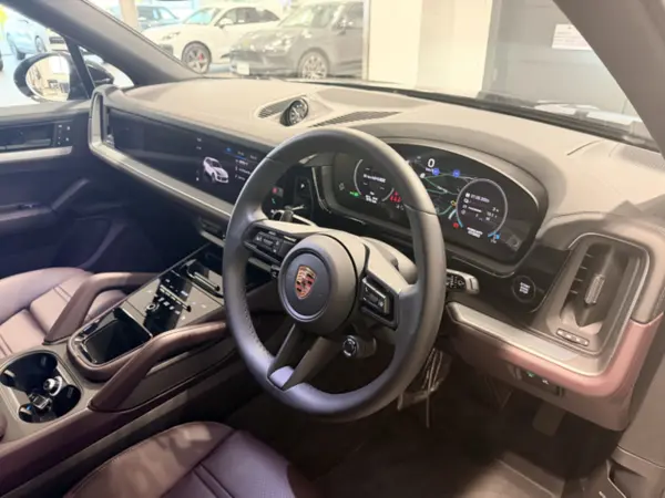 2025 Porsche Cayenne — photo 9 | Tuminion Kenya
