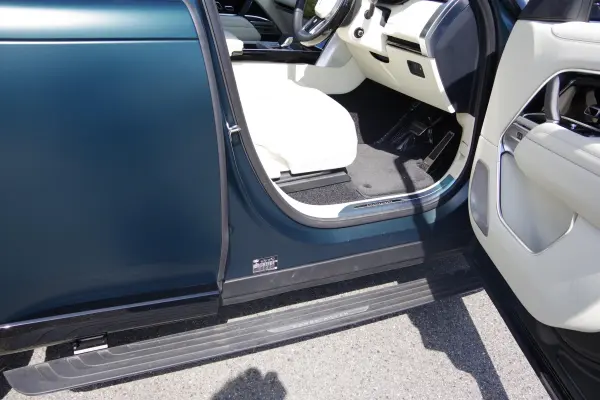 Land Rover Range Rover Autobiography 3.0L P550e Standard Wheelbase 4WD (BRG Satin) — photo 7