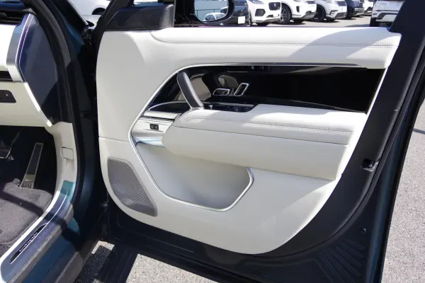 Land Rover Range Rover Autobiography 3.0L P550e Standard Wheelbase 4WD (BRG Satin) — photo 8