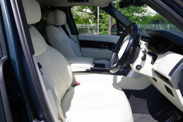Land Rover Range Rover Autobiography 3.0L P550e Standard Wheelbase 4WD (BRG Satin) — photo 9