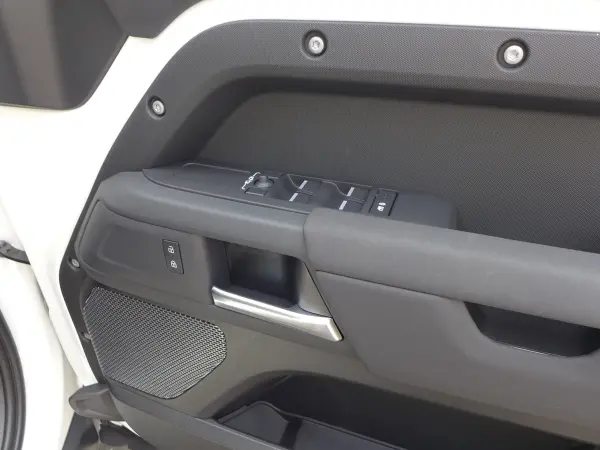 2023 Landrover Defender — photo 9 | Tuminion Kenya