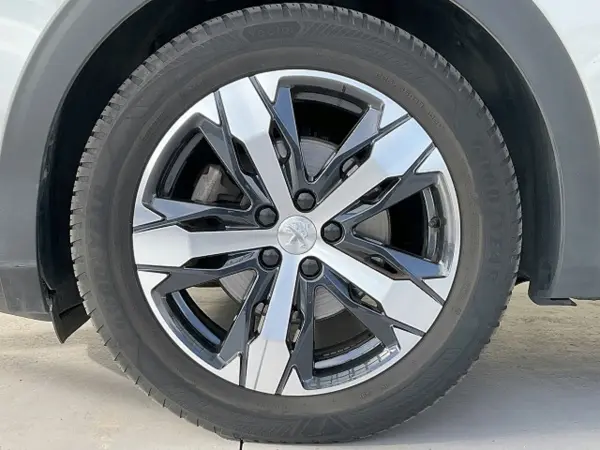 2022 Peugeot 5008 — photo 9 | Tuminion Kenya