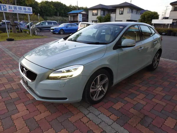Volvo V40 D4 Amazon Blue Edition Diesel Turbo 100 Limited Edition Thor Hammer LED Special Checkered Seat Glass Roof BLIS Adaptive Cruise Control CTR LCMA LKA CTA Collision Avoidance System Pure HDD Navigation Backup Camera ETC Power Seat (Amazon Blue)