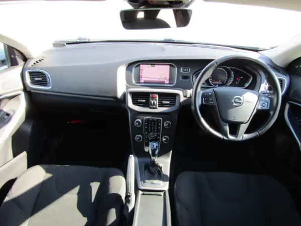 2018 Volvo V40 — photo 3 | Tuminion Kenya