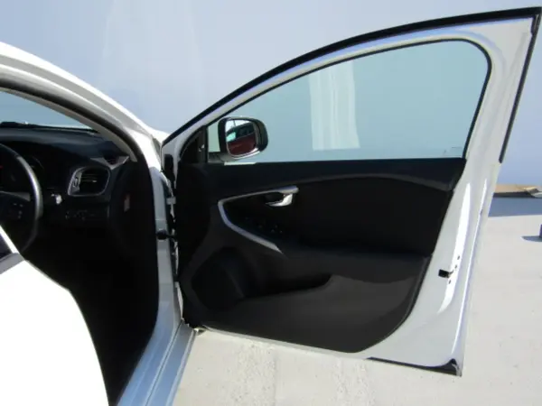 2018 Volvo V40 — photo 9 | Tuminion Kenya