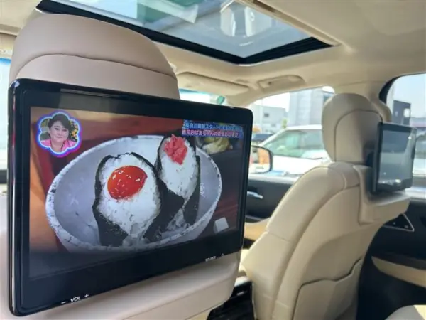 2021 Toyota Landrcuiser 300 — photo 8 | Tuminion Kenya