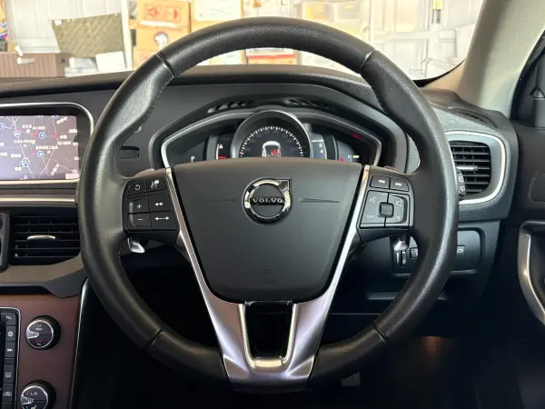 2020 Volvo V40 — photo 3 | Tuminion Kenya