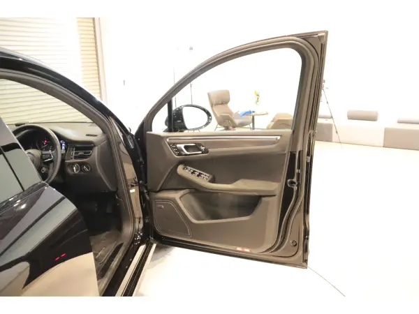 2023 Porsche Macan — photo 8 | Tuminion Kenya