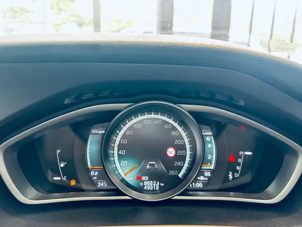 2018 Volvo V40 — photo 3 | Tuminion Kenya