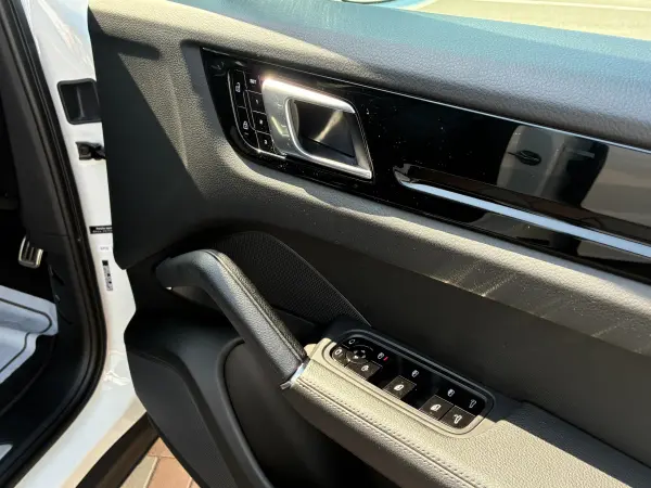 2021 Porsche Cayenne — photo 9 | Tuminion Kenya