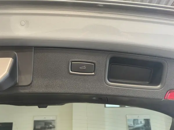 2020 Porsche Macan — photo 9 | Tuminion Kenya