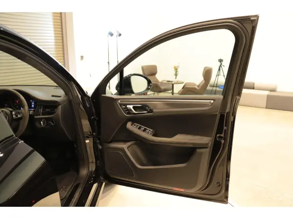 2021 Porsche Macan — photo 8 | Tuminion Kenya