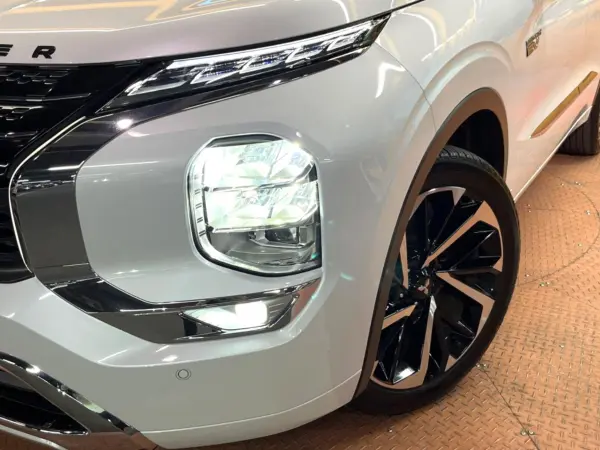 2023 Mitsubishi Outlander — photo 8 | Tuminion Kenya