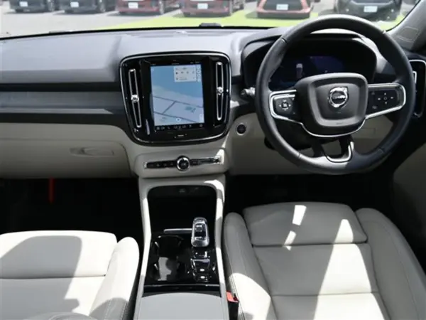 2023 Volvo Xc40 — photo 1