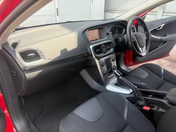 2018 Volvo V40 — photo 9 | Tuminion Kenya