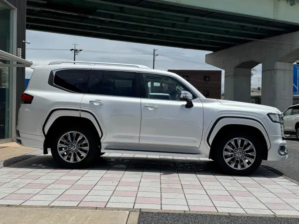 2024 Toyota Landrcuiser 300 — photo 3 | Tuminion Kenya