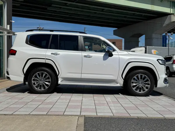 2025 Toyota Landrcuiser 300 — photo 3 | Tuminion Kenya