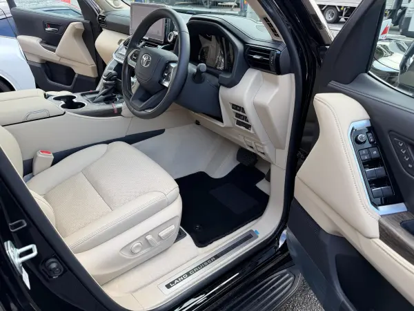2025 Toyota Landrcuiser 300 — photo 8 | Tuminion Kenya