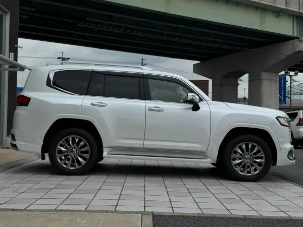 2025 Toyota Landrcuiser 300 — photo 3 | Tuminion Kenya