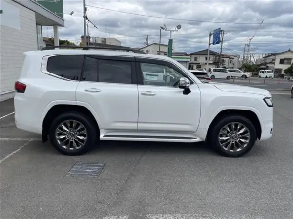 2023 Toyota Landrcuiser 300 — photo 3 | Tuminion Kenya