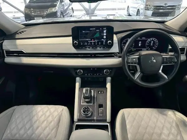 2022 Mitsubishi Outlander — photo 2 | Tuminion Kenya