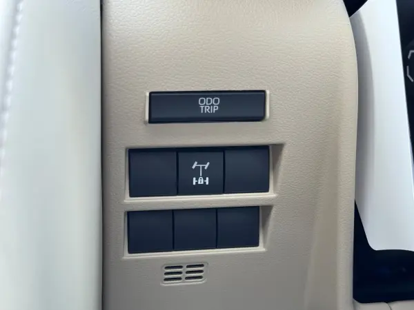 2025 Toyota Landrcuiser 300 — photo 8 | Tuminion Kenya