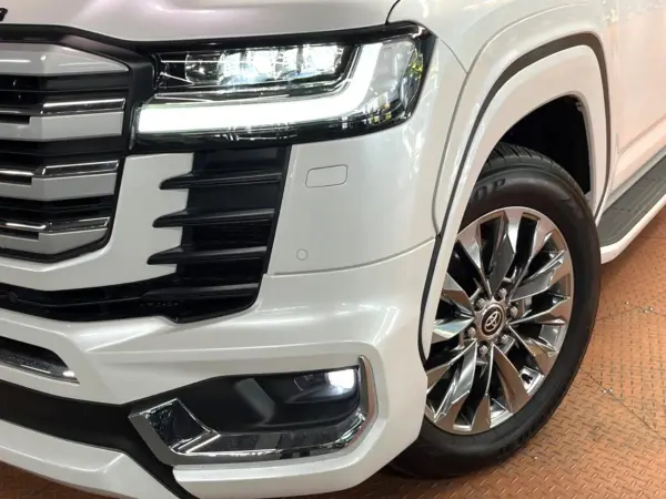 2025 Toyota Landrcuiser 300 — photo 9 | Tuminion Kenya