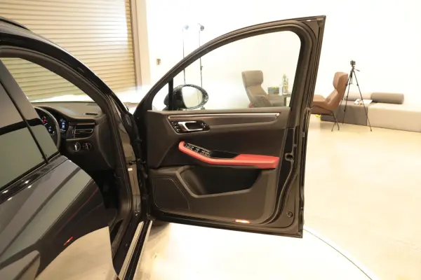 2023 Porsche Macan — photo 8 | Tuminion Kenya