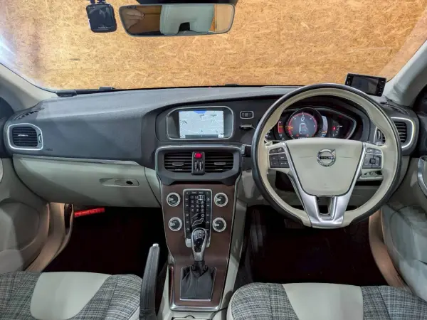 2017 Volvo V40 — photo 8 | Tuminion Kenya