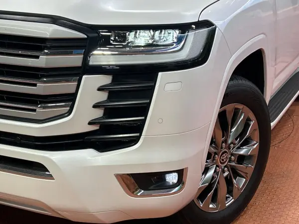 2025 Toyota Landrcuiser 300 — photo 8 | Tuminion Kenya