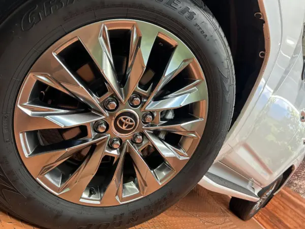 2025 Toyota Landrcuiser 300 — photo 9 | Tuminion Kenya